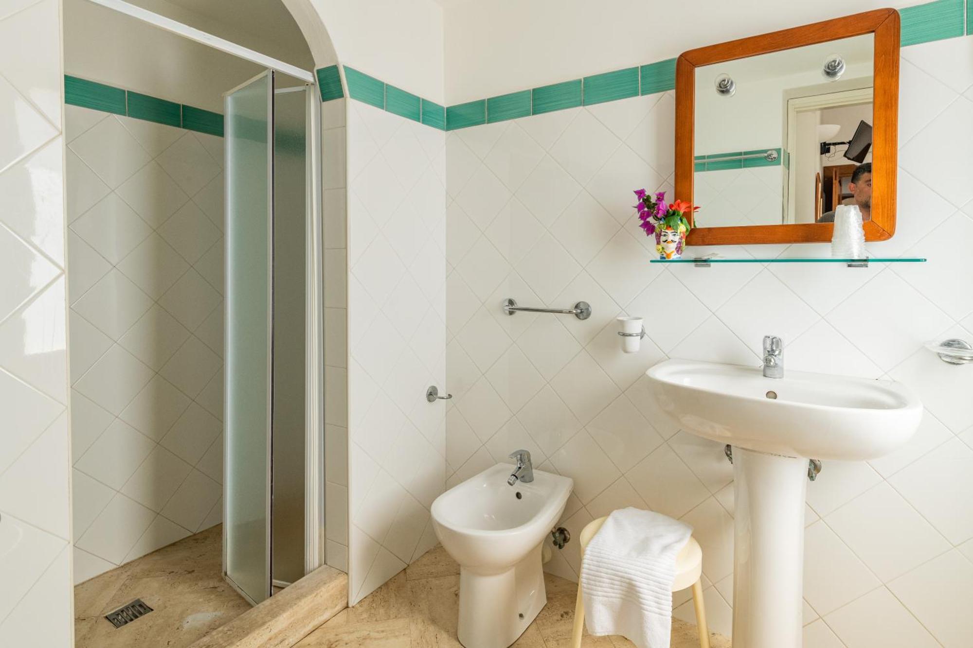 Stromboli Central Family Apartment - 3 Double Rooms Номер фото
